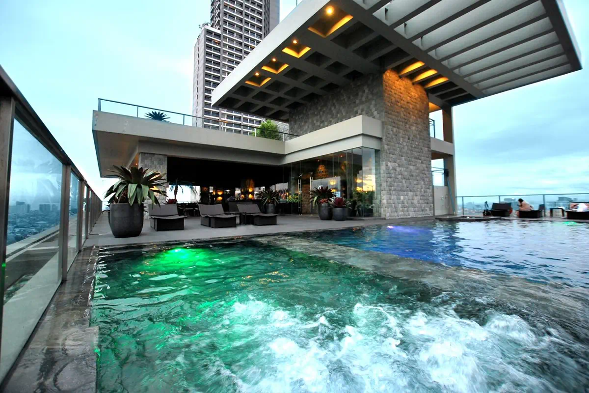 City Garden GRAND Hotel in Makati