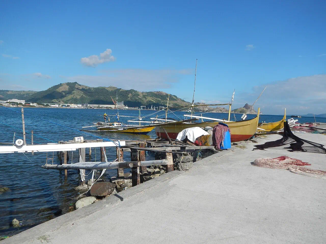 Mariveles harbour and boats facing Corregidor