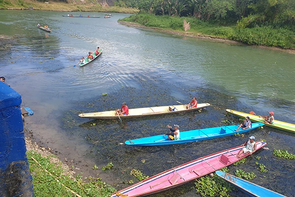 Banca boat journey through the Pagsanjan river gorge